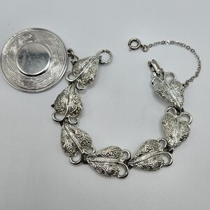 VINTAGE Coro Pegasus Silver Tone Leaf Link Medallion Charm Bracelet Safety Chain